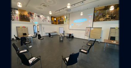 Corona has changed the requirements for setting up conference rooms. The trend is toward creative, spacious meeting rooms – preferably with individual seats rather than cramped seating.
