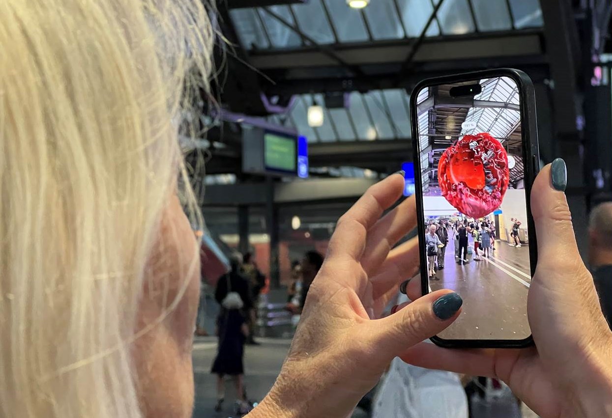 Michaela Litzka visualizing the digital sculpture on a smartphone (Photo Credit: Sarah Montani)