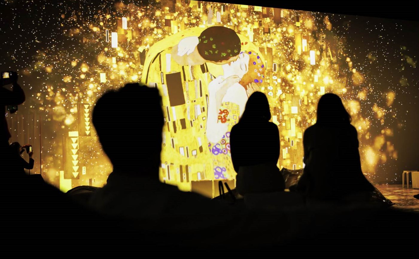 The world-famous painting THE KISS by Gustav Klimt can be enjoyed as a digital, immersive art experience in the event venue Alte Lokhalle Mainz, Germany, from December 5, 2024 (Credits / copyright: Morris Mc Matzen)