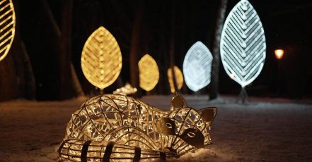 The light figures by Lumagica are placed around Lake Zell during the Starry Advent in Zell am See-Kaprun (Copyright: MediaProductionBK)