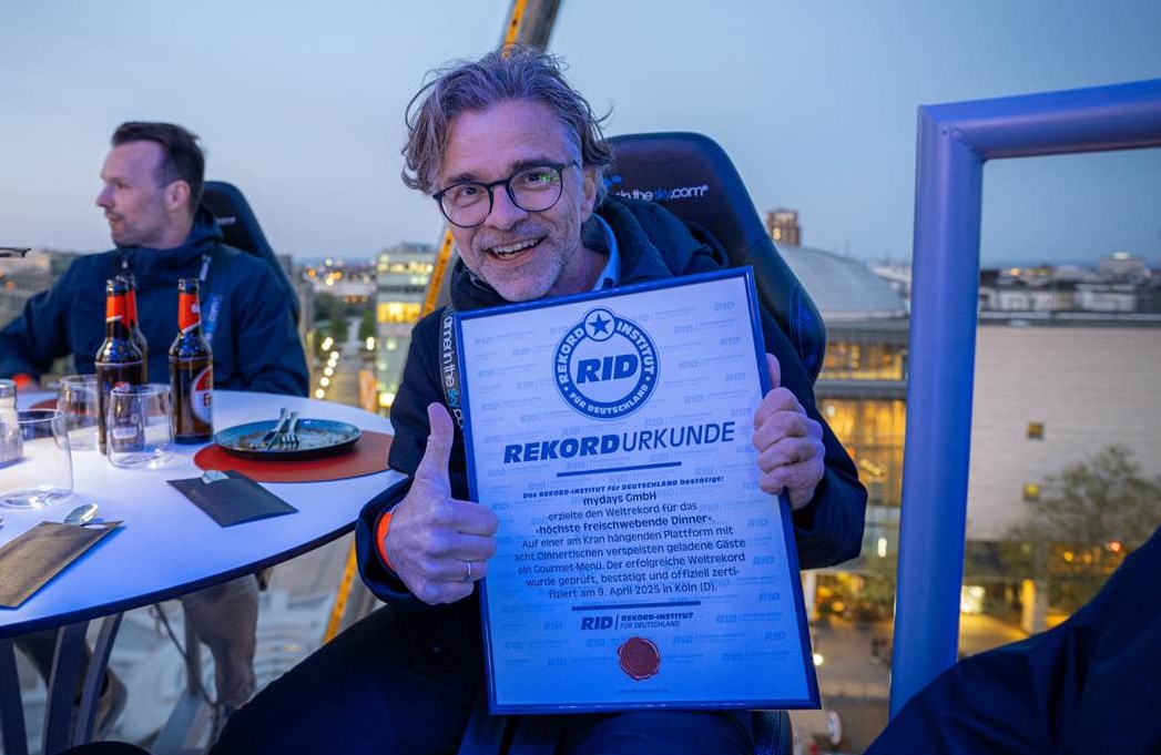 Christian Nau, CEO of Jochen Schweizer mydays Group, with the RID World Record Certificate (photo / copyright: mydays)