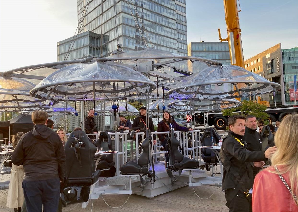 The Show Dinner in the Sky construction on the ground before the world record attempt in Cologne's Mediapark (photo / copyright: EventMasterBook.de editorial team)