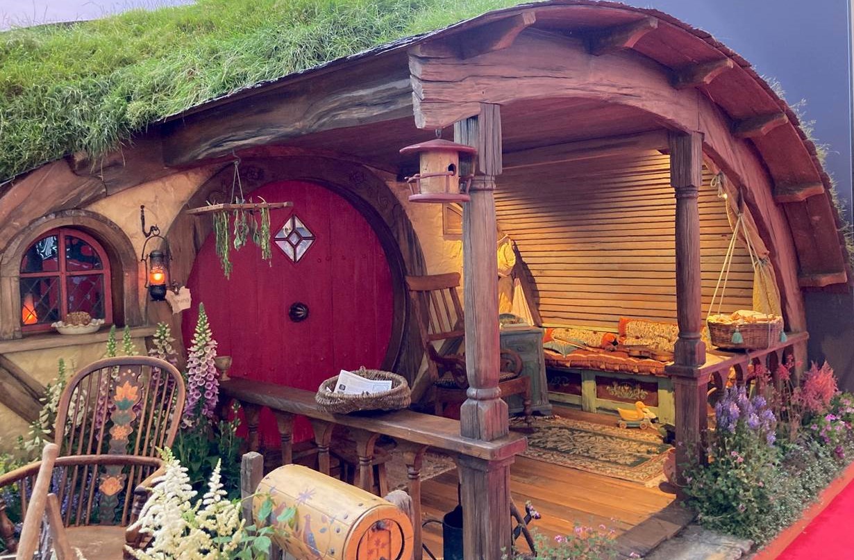 IMEX 2025 in Frankfurt featured numerous exhibitor stands with feel-good zones. Pictured here: the New Zealand stand, complete with a cozy Hobbit Hole. (Photo / Copyright: marketingScout.com x EventMasterBook.de Editorial Team)