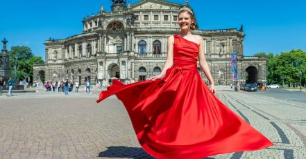 The SemperOperaball 2026 is all about cinema. The new debutante dress shines in bright carpet red. Pictured: Josefine Maja Giebe. (Photo credit: SemperOpernball e.V. / Riverside Entertainment GmbH / Norbert Neumann)