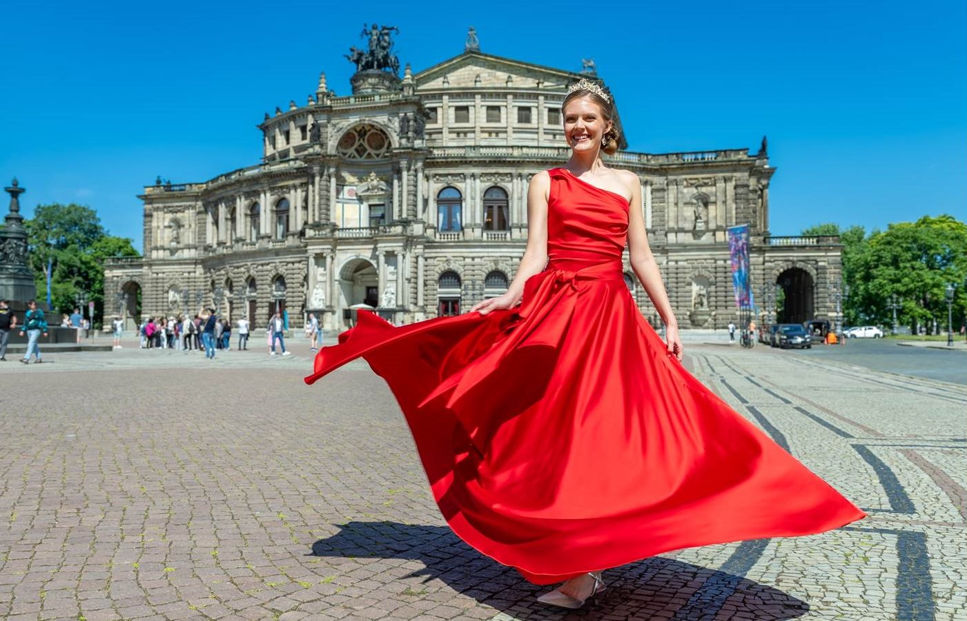 The SemperOperaball 2026 is all about cinema. The new debutante dress shines in bright carpet red. Pictured: Josefine Maja Giebe. (Photo credit: SemperOpernball e.V. / Riverside Entertainment GmbH / Norbert Neumann)