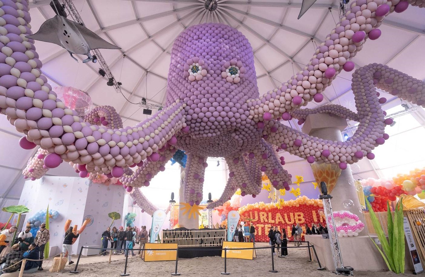  In 2024, a giant octopus made of 27,862 balloons decorated the Oasis of Happiness by schauinsland-reisen at the Hockenheimring. The spectacular installation was officially confirmed as a world record. (Copyright: schauinsland-reisen)