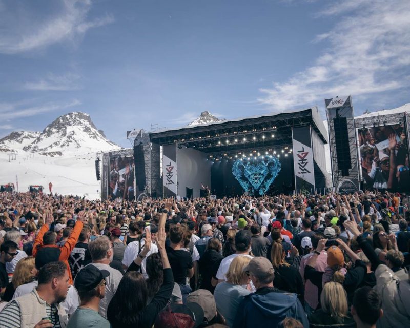Scene from a Spring Blanc event on the Idalp. Star DJ Robin Schulz will bring electronic beats to the Top of the Mountain Easter Concert on April 5, 2026. (Photo / Copyright: TVB Paznaun – Ischgl)