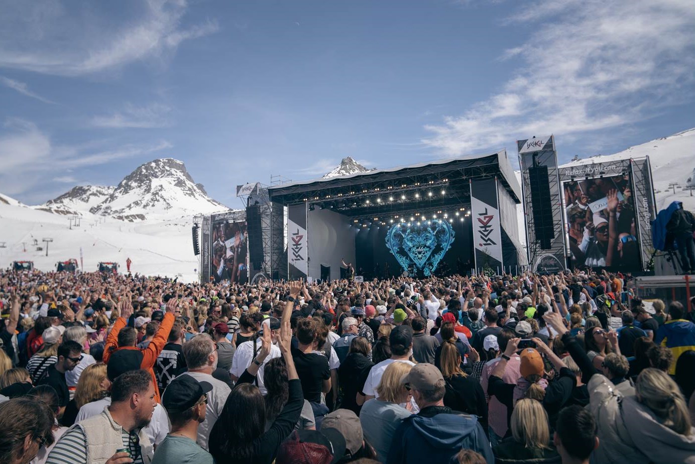 Scene from a Spring Blanc event on the Idalp. Star DJ Robin Schulz will bring electronic beats to the Top of the Mountain Easter Concert on April 5, 2026. (Photo / Copyright: TVB Paznaun – Ischgl)