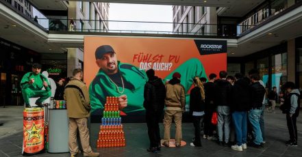 More live, less digital: Rockstar Energy launches Germany's first tactile billboard in collaboration with Rapper SSIO (Source / Copyright: Rockstar Energy; Agency: Faktor 3)