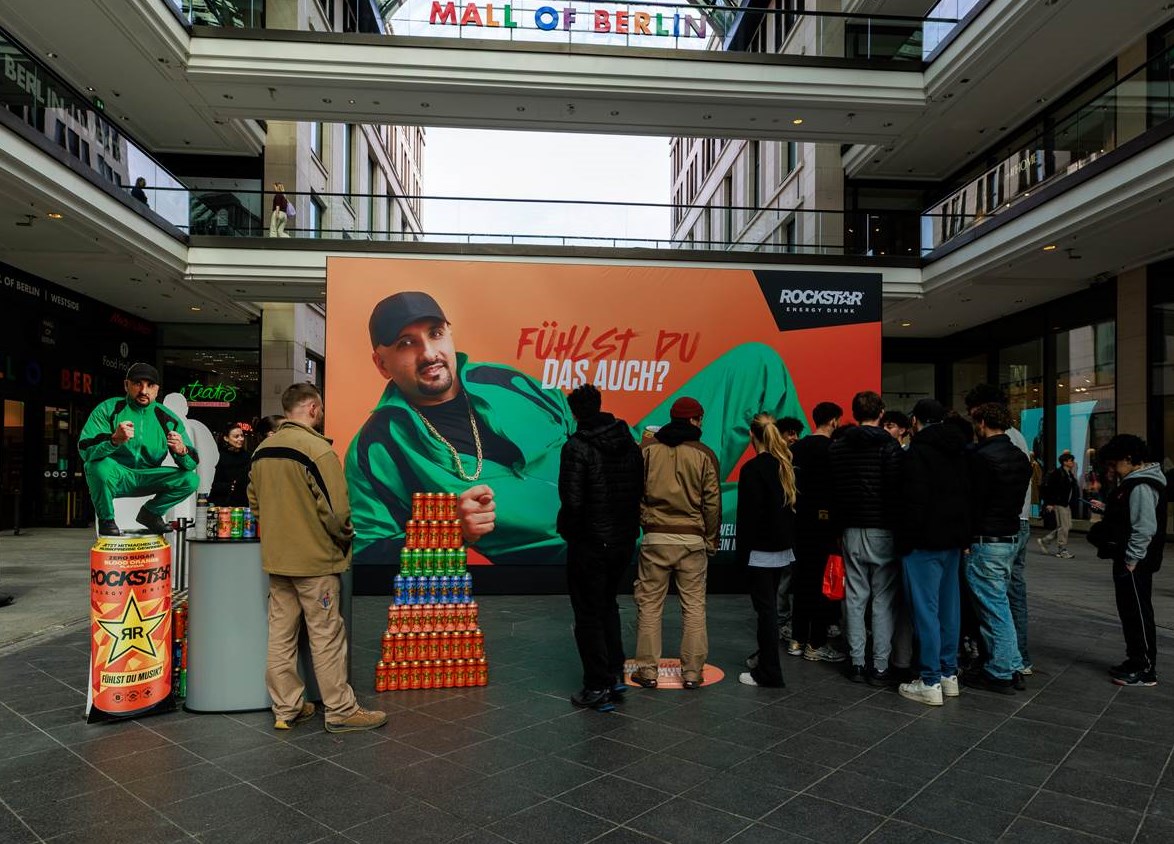 More live, less digital: Rockstar Energy launches Germany's first tactile billboard in collaboration with Rapper SSIO (Source / Copyright: Rockstar Energy; Agency: Faktor 3)