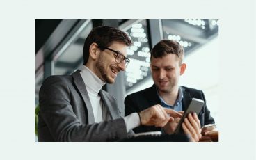 Business People using a Smartphone (Source: Messe Düsseldorf | Photo: ArthurHidden / Freepik)