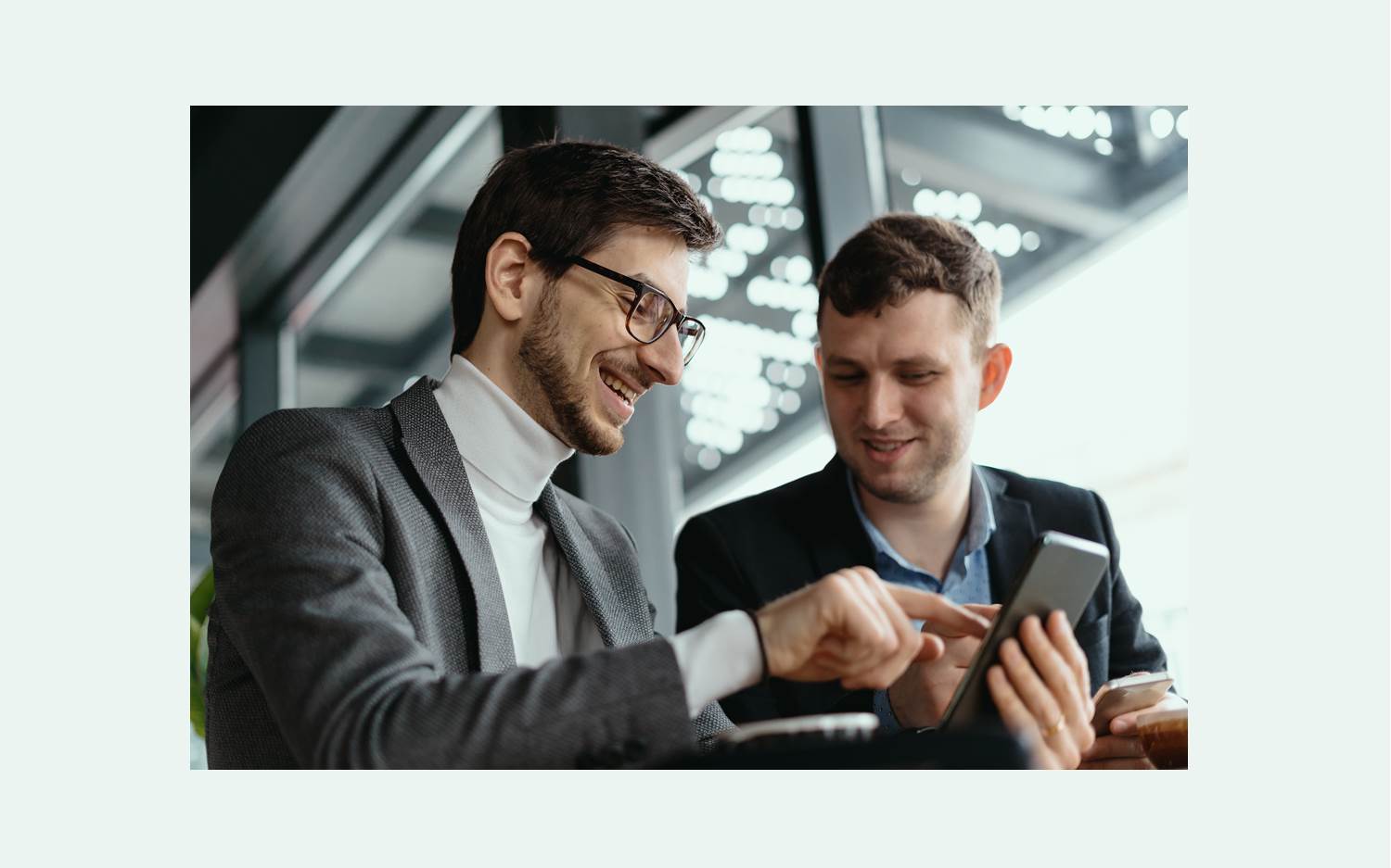 Business People using a Smartphone (Source: Messe Düsseldorf | Photo: ArthurHidden / Freepik)