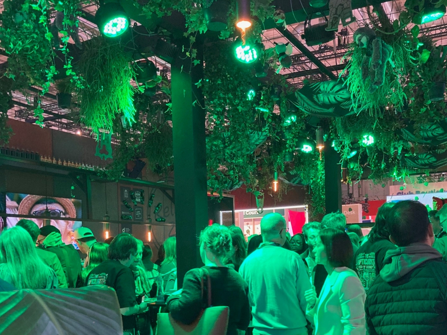 Good Vibes at the Digital Marketing Festival OMR 2026, Hamburg (Photo: Editorial Team marketingcout.com, EventMasterBook.de/.com)