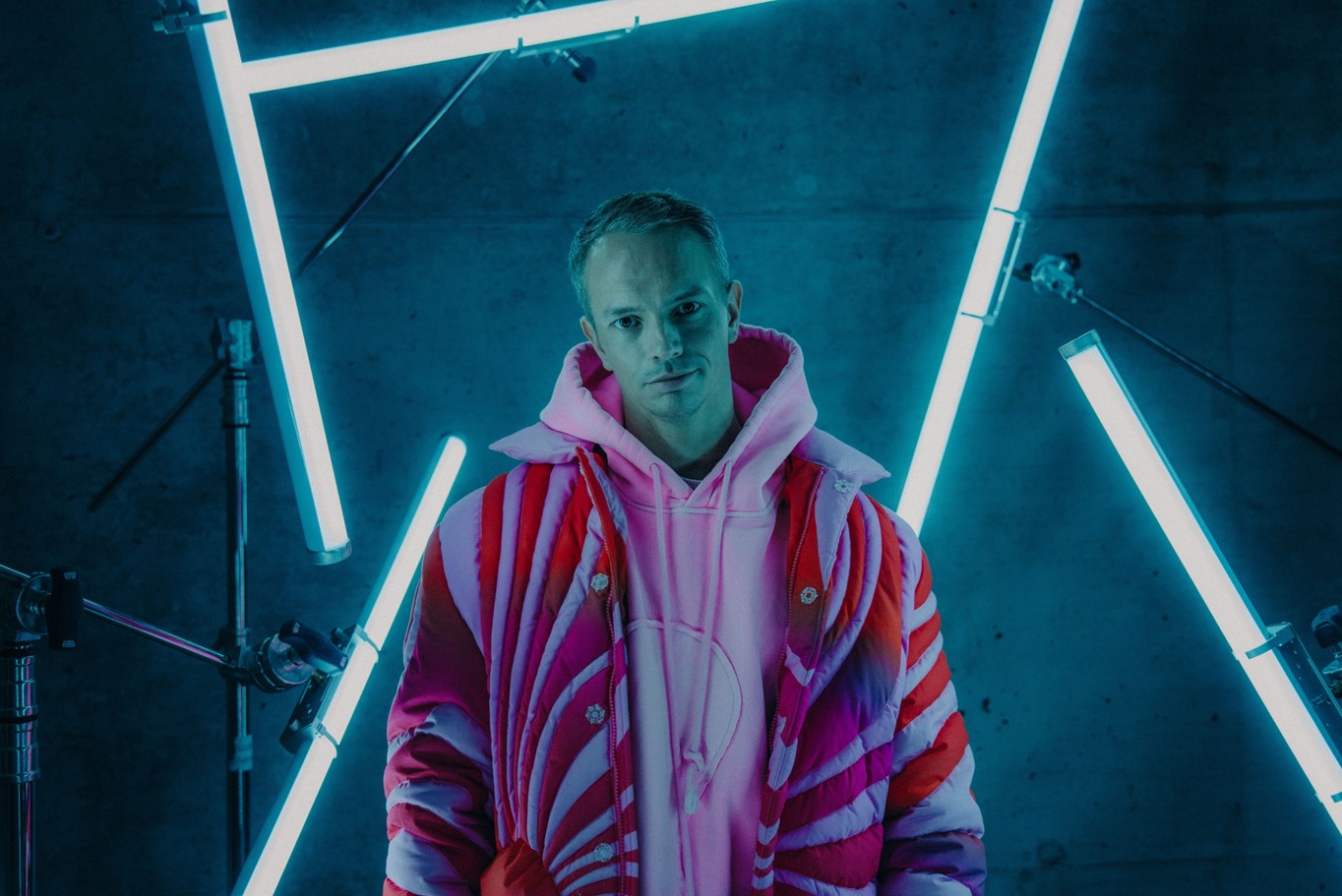 Alle Farben – The star DJ and prominent Berlin music producer brings electronic music (EDM) to the Bayreuth Opera Festival for the first time (Photo: Phil Hessler)